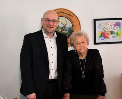 Landrat Christian Müller gratulierte Annemarie Hirte zum 100. Geburtstag. Foto: Landkreis Prignitz